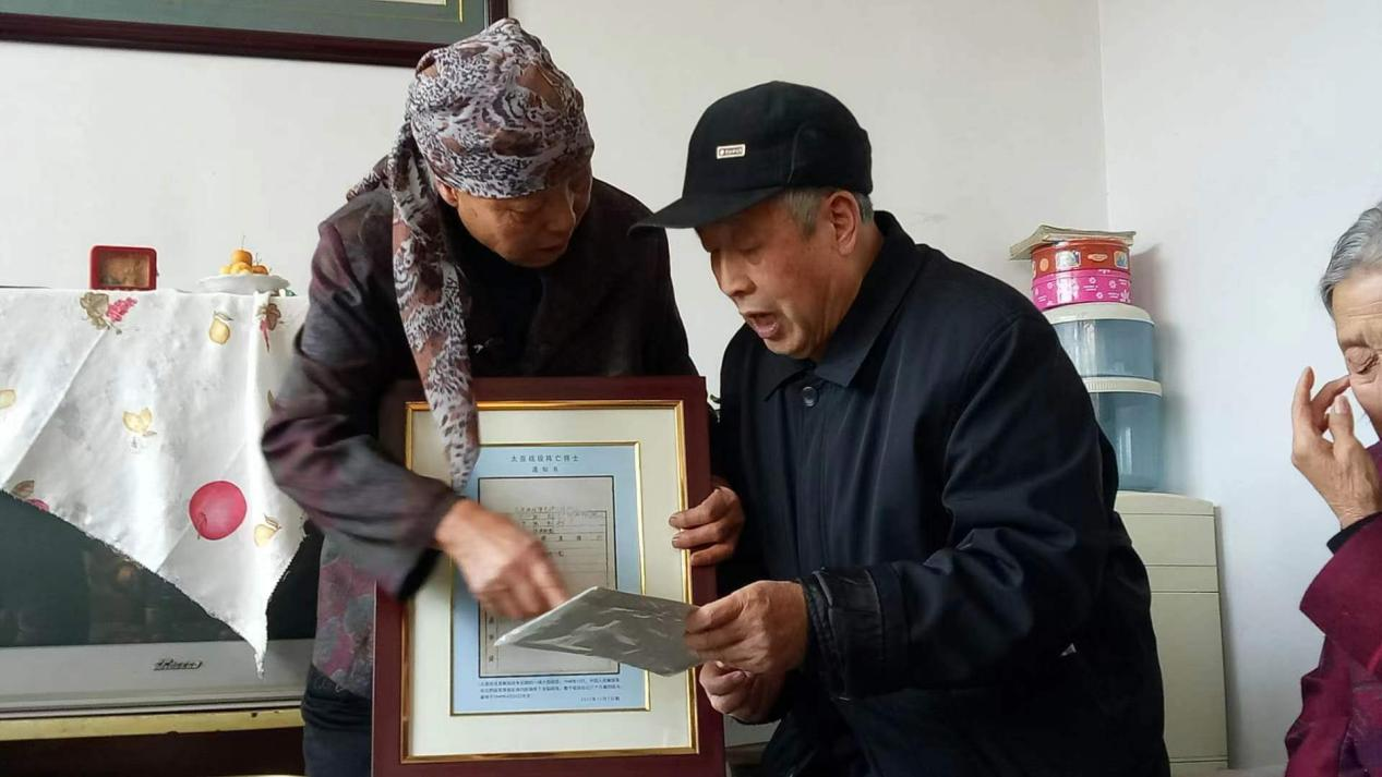 2017年，河北蔚縣，王艾甫將烈士王玉山的陣亡通知書交到烈屬手中。