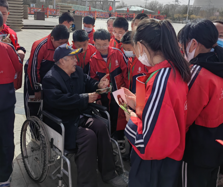 83歲的王艾甫給孩子們講述革命故事。