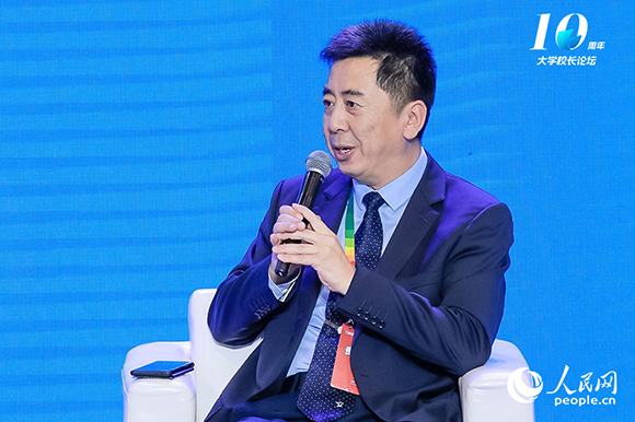西安交通大學(xué)黨委常委、副校長(zhǎng)洪軍出席圓桌論壇并發(fā)言。