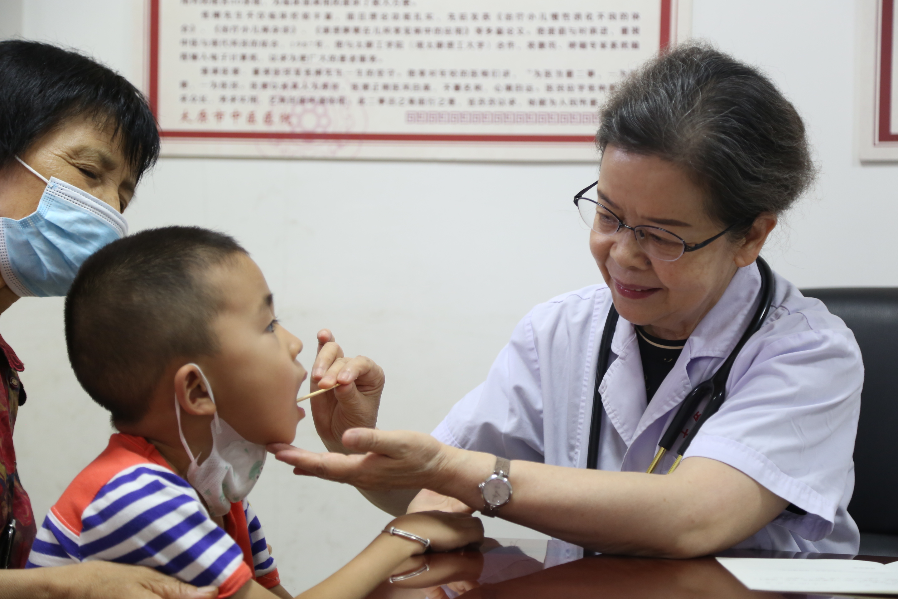 李玉蘭為患兒診治。圖片由太原市衛(wèi)健委提供